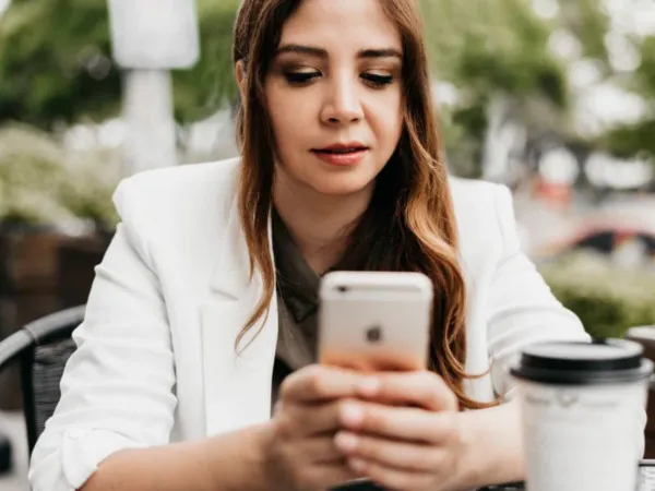 Mujer firmando desde el movil